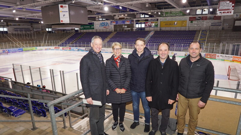 Oberbürgermeister Pannermayr, Tigers-Geschäftsführerin Gaby Sennebogen, Pirmin Ostermeier, Assistent der Geschäftsführung, sowie Albert Sturm und Mario Beck von der Stadt.