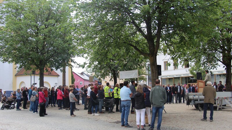 Rund 300 Menschen haben am Samstag auf dem Viechtacher Stadtplatz an der Kundgebung zum Thema Heizungspläne teilgenommen.