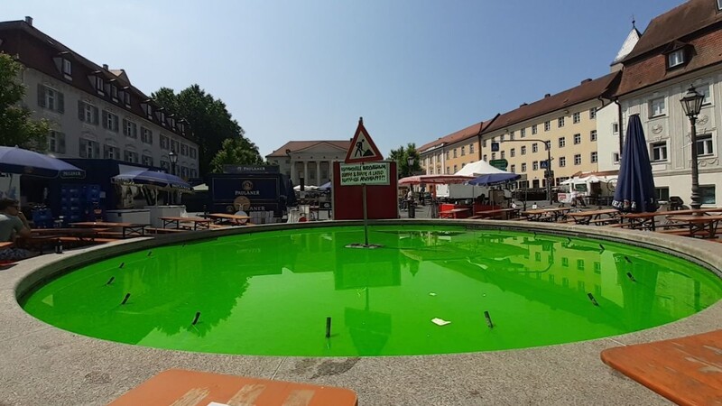 Das Wasser am unteren Bismarckplatzbrunnen ist grün.