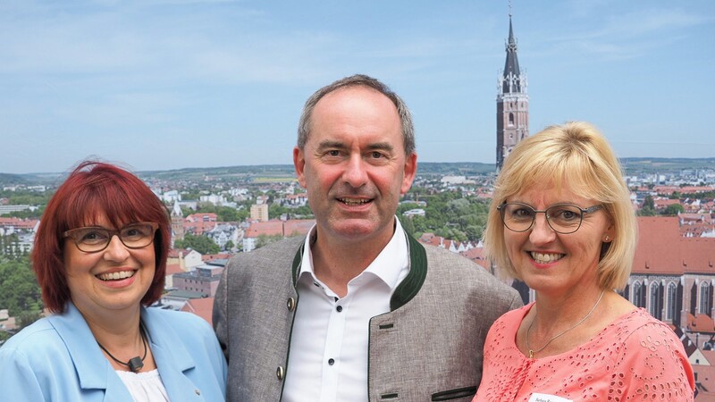 Manuela Nemela (Nemela Heizung - Sanitär - Solar, links) und Barbara Ramsauer (Elektro-Netzwerk Ramsauer) mit Bayerns Wirtschaftsminister Hubert Aiwanger, der den Sommerempfang als Ehrengast des BDS Landshut besuchte.