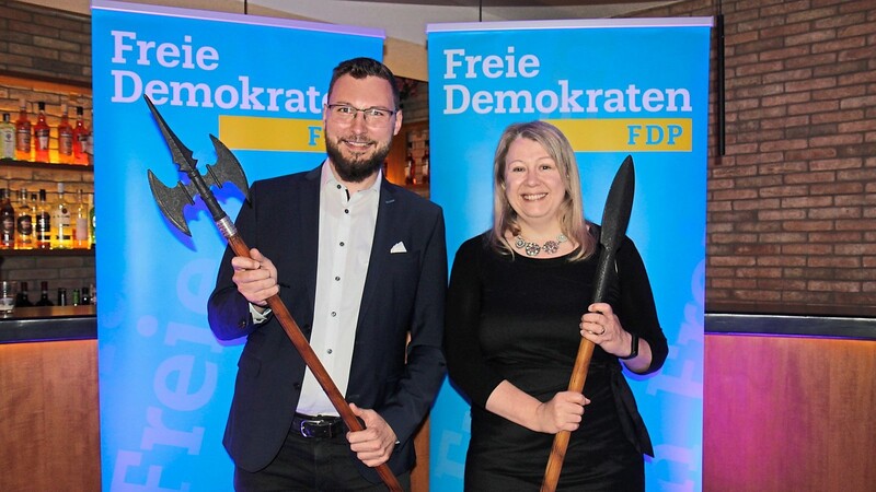 Michael Deller und Kirstin Sauter von der FDP treten zur Landtags- und Bezirkstagswahl im Stimmkreis Landshut an - und geben sich (nicht nur was die Laho-tauglichen Waffen betrifft) kämpferisch.  Foto: Veronika Bayer