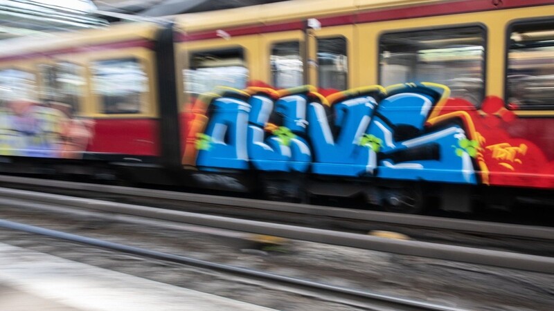 Eine mit einem Graffiti besprühte S-Bahn fährt aus dem Berliner Ostbahnhof.
