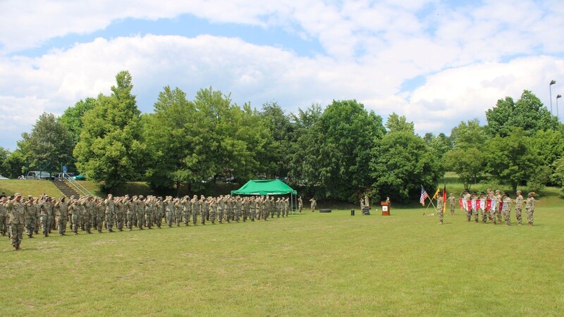 Die Zeremonie bei der 3. Squadron Wolfpack beginnt. Der Wolf, das Wahrzeichen dieser Truppe, ist in der Mitte zu sehen.