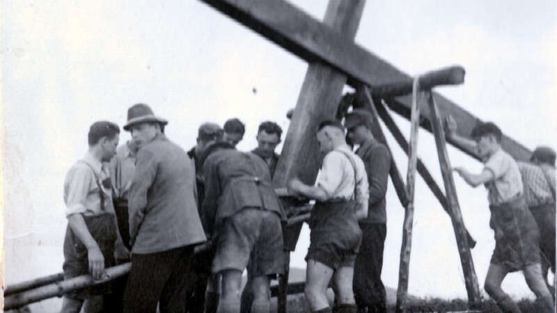 Gegen den Willen der Nationalsozialisten ersetzten die Bergwachtler 1940 auf dem Burgstall das umgestürzte Holzkreuz als Wahrzeichen des Hohen Bogen.