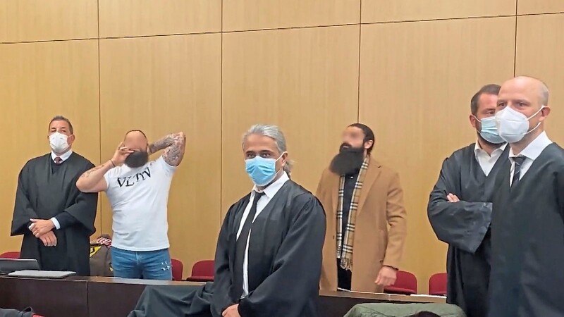 Mehdi F. (im weißen T-Shirt) bedeutet dem Kamerateam von RTL in einer einschüchternden Geste, ruhig zu sein. Am Ende wurde er im Loverboy-Prozess zu fünf Jahren und drei Monaten Haft verurteilt.