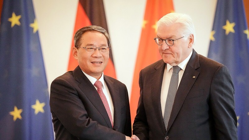 Bundespräsident Frank-Walter Steinmeier (r.) empfängt zum Auftakt des Deutschland-Besuchs der chinesischen Regierung Li Qiang, Ministerpräsident von China, im Schloss Bellevue.
