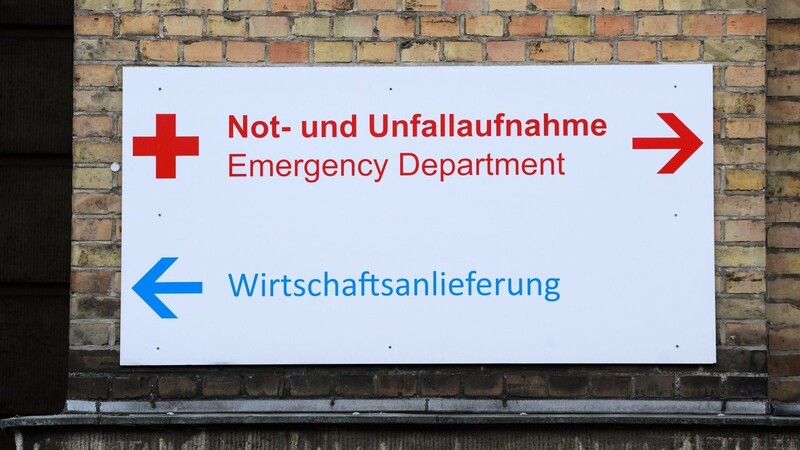 Ein Schild mit der Aufschrift "Not- und Unfallaufnahme" und "Wirtschaftsanlieferung" hängt am Krankenhaus.