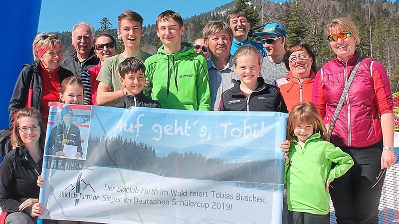 Beim letzten Einzelrennen am Arbersee: Tobias Buschek inmitten der Skiclubmitglieder, die ihn während des Rennens angefeuert haben. Der junge Further ist Deutschlands bester 14-jähriger Langläufer.