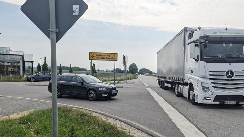 Auf Dauer zunehmenden Verkehr im und ums Gemeindegebiet wie auf der B8 befürchtet der Stephansposchuinger Geemeinderat .