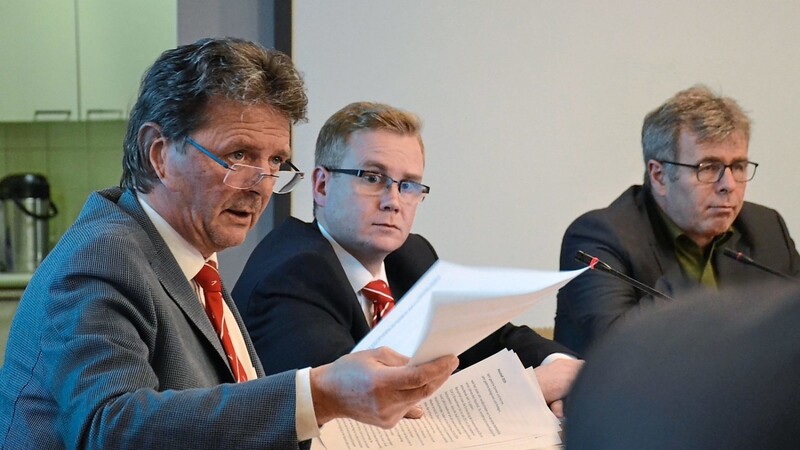 Bürgermeister Helmut Haider, Hauptamtsleiter Sebastian Stelzer und der Leiter des Bauamts, Gerhard Binner.