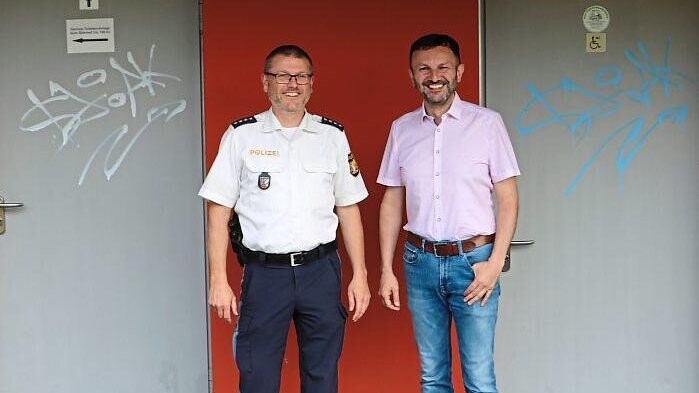Wer für die Schmierereien an den Toilettentüren des Sinocur-Präventionsgebäudes verantwortlich ist, konnte geklärt werden - das freut PHK Josef Weindl, Vize-Chef der Polizeiinspektion Bad Kötzting, und Bürgermeister Markus Hofmann.