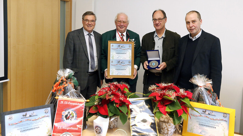 Bürgermeister Josef Hopfensperger und 2. Bürgermeister Martin Hiergeist gratulierten den Europameistern und -Champions Ernst Gehwolf (2.v.l.) und Hubert Gögl.  Foto: Haas