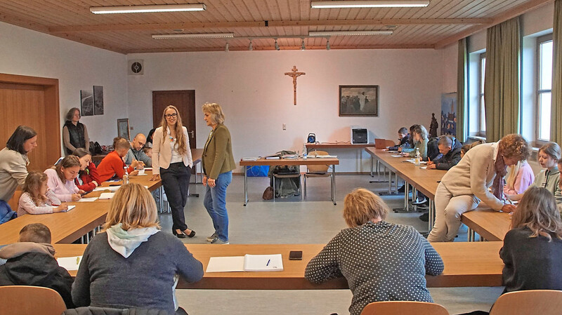 Im Pfarrheim in Illkofen lernen ukrainische Kriegsflüchtlinge seit Montag Deutsch, begleitet und unterstützt von deutschen Gastmüttern (links). In der Mitte sind Organisatorin Christiane Lederer (links) und Vhs-Chefin Ulrike Schmid zu sehen. Als Lehrerin fungiert Margitta Karl (rechts).