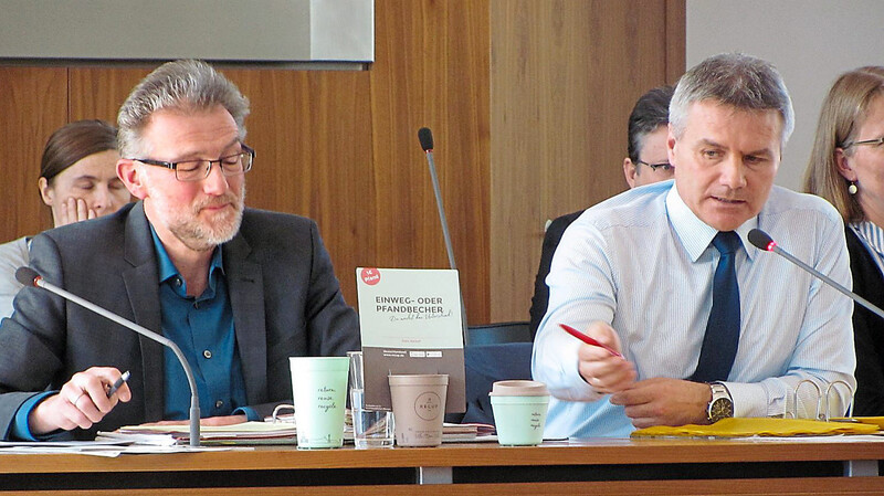 Landrat Peter Dreier und der Leiter der Abfallwirtschaft des Landkreises, Gernot Geißler (l.), unterstützen die Einführung der Pfand-Kaffeebecher.  Foto: mü