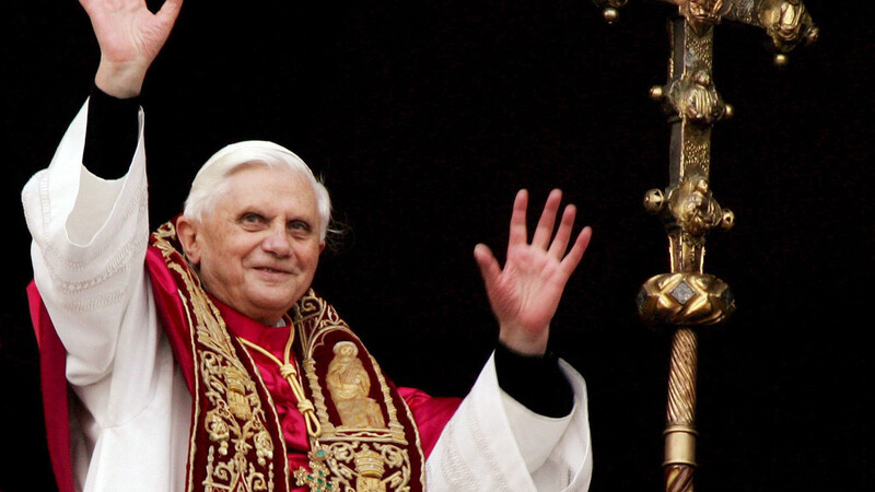 Der damals neugewählte Papst Benedikt XVI. grüßt im April 00die Gläubigen vom Balkon des Petersdoms im Vatikan.