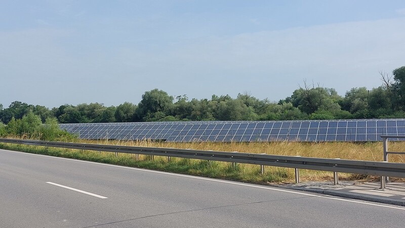 Großangelegte Solarflächen, wie hier an der Bundesstraße 8, gleich nach der Abzweigung nach Tabertshausen, sind die Zukunft.