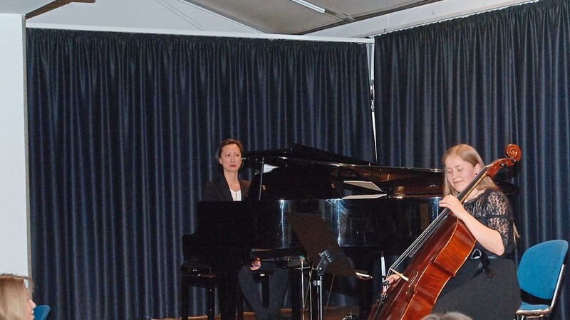Lara Gabriel mit Hsiao Lieng Liu am Klavier.