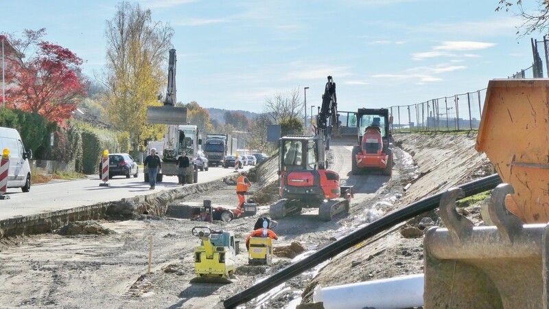 Derzeit laufen die Straßenbauarbeiten bei Niederkandelbach auf Hochtouren. Die neue Spur ist bereits gut erkennbar.