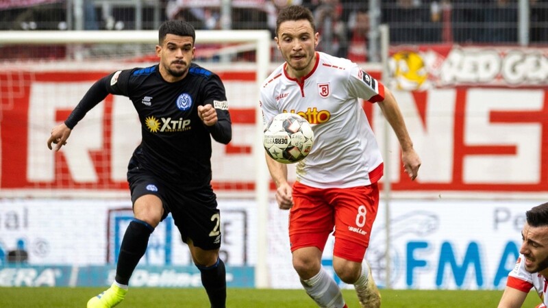 Mit einem Remis mussten sich Andi Geipl (rechts) und der SSV Jahn im Heimspiel gegen den MSV Duisburg zufrieden geben.