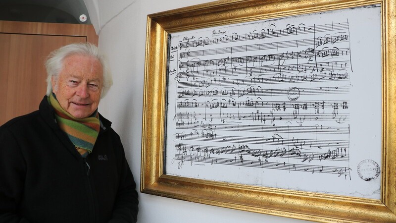 Dietmar Cordan steht neben dem Mozart-Faksimile, dass sich als Notenblatt des "Kegelstatt-Trios" herausgestellt hat.