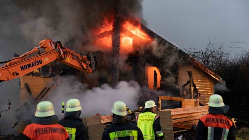 Bei Bayerbach brannte ein Wochenendhaus komplett ab.