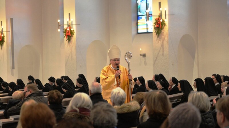 Bischof Rudolf predigte inmitten seiner Zuhörer.