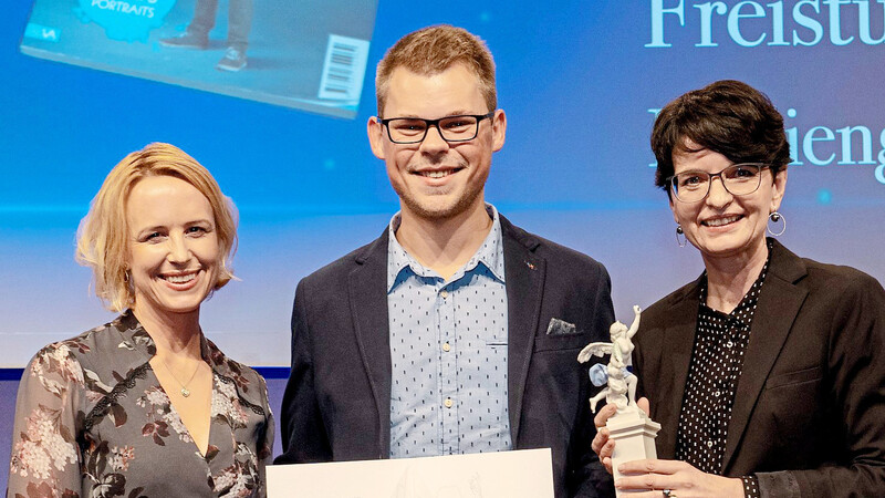 Freistunde-Redaktionsleiterin Sonja Ettengruber (r.) und Stellvertreter Florian Wende nahmen den Bayerischen Printpreis von Laudatorin Julia Becker, Verlegerin der Funke-Mediengruppe, entgegen.