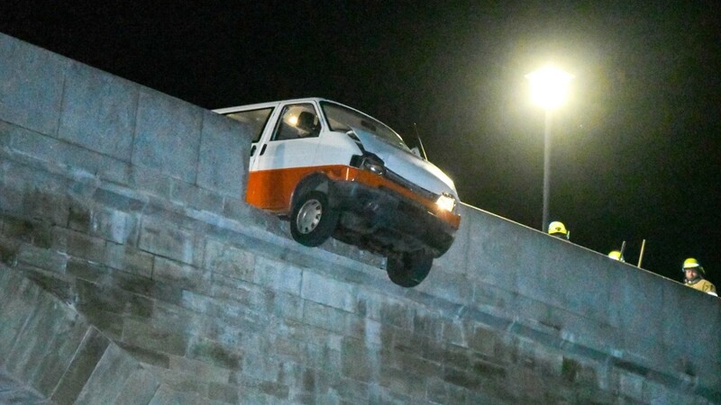 Der VW-Bus blieb im Geländer der Steinernen Brücke stecken.