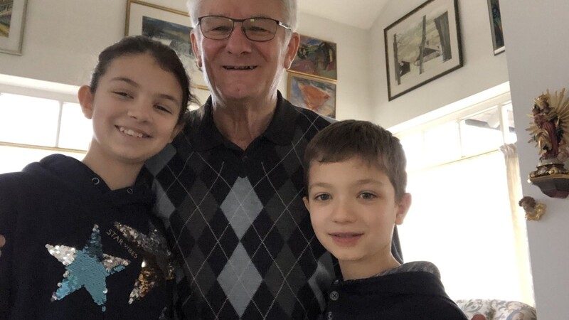 Ein Selfie mit dem Opa: Theo Zellner, der am Freitag seinen 70. Geburtstag feiert, mit seinen Enkelkindern Katharina (11) und Lukas (9).