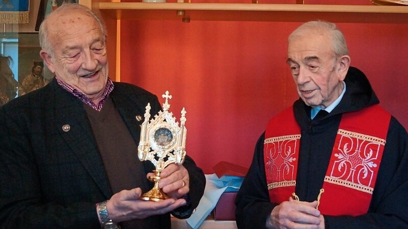 Freudig nahm Günter Rösch das Geschenk von Monsignore Dobmeier entgegen. Eine kleine Segensandacht schloss sich im Museum an.