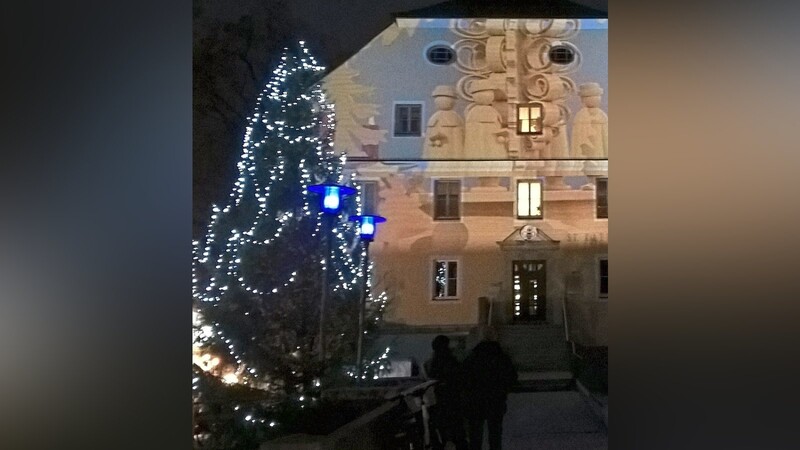 Bewegte Illuminationen an der Fassade des Sankt Katharinenspitals.