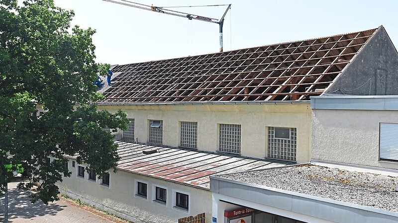 Das Dach der alten TSV-Turnhalle wird derzeit bereits abgedeckt. Auch das Ausräumen der Gebäude läuft bereits. Anfang Juli soll dann Baubeginn sein.