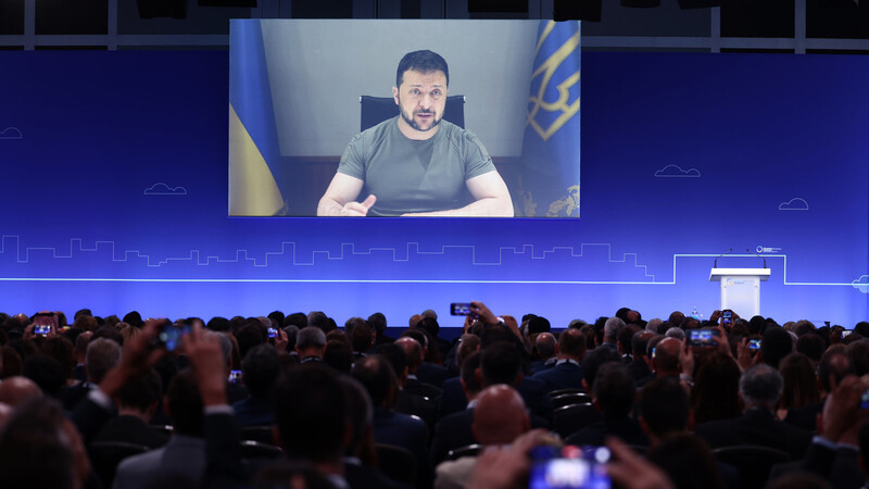 Der ukrainische Präsident Wolodymyr Selenskyj hält per Videolink eine Rede bei der Eröffnungssitzung am ersten Tag der Ukraine Recovery Conference.