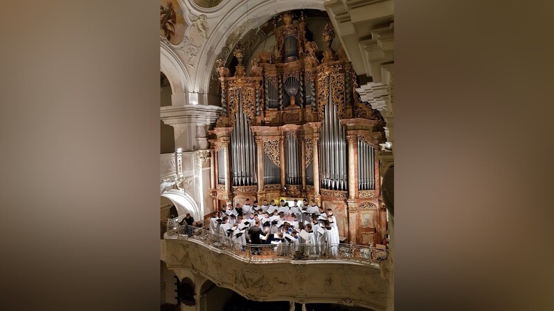 Die gewaltige Orgel der Basilika bot dem Chor eine imposante Kulisse für seinen Auftritt.