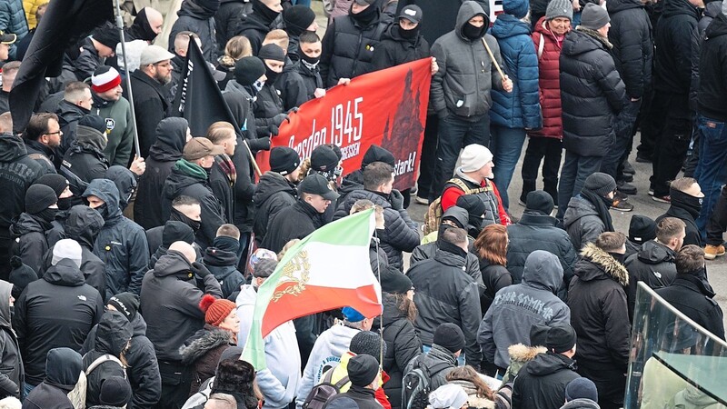 Rechtsextreme beim "Trauermarsch" im Februar in Dresden. Dem Bericht des Verfassungsschutzes zufolge nimmt die Gewaltbereitschaft in diesem Spektrum zu.
