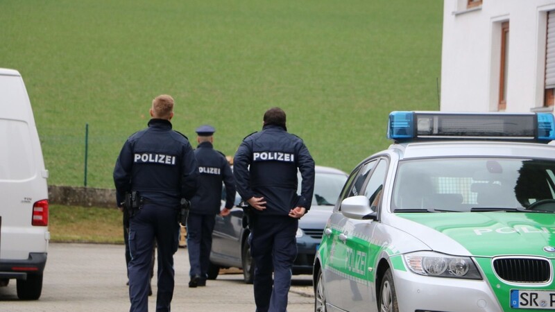 In einer Wohnung in Ascholtshausen sind am Montag zwei Frauen und ein Mann tot aufgefunden worden.