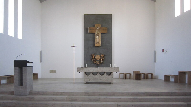 Der neu gestaltete Altarraum in der Kirche St. Erhard hebt sich optisch deutlich ab. Ein Blickfang ist die mehr als fünf Meter hohe Glasfaserbetonscheibe mit Kreuz und Tabernakel.