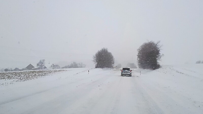 Auf der schneebedeckten B299 mussten die Autofahrer Nerven und Geduld bewahren.