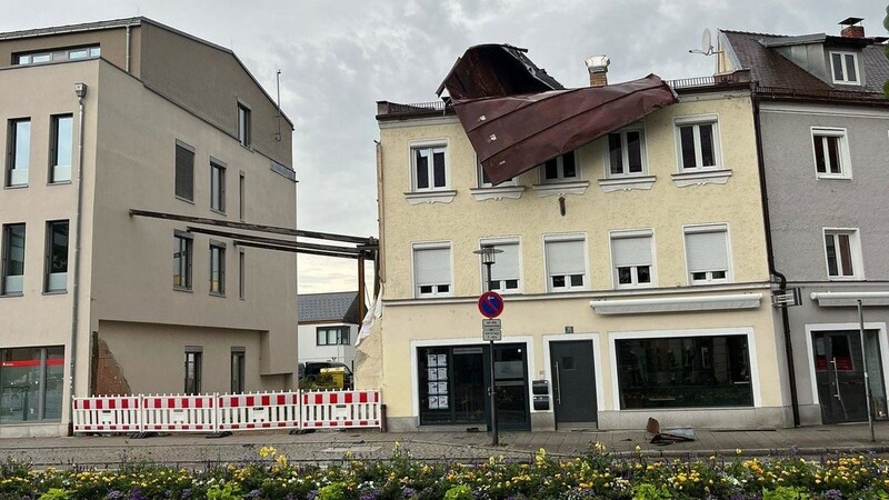 In der Graflinger Straße deckte der Sturm ein Hausdach ab.