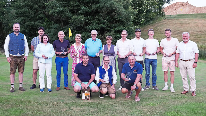 Das Foto zeigt die Gewinner mit Golfclub-Geschäftsführer Andreas Zeising (links) und Prof. Dr. Josef Schrädler, Direktor der Bayerischen Staatsbrauerei Weihenstephan (rechts).