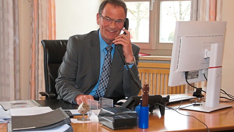 Termine, Telefonate, Teambesprechungen - Bürgermeister Hans Thiel hat viel zu tun.