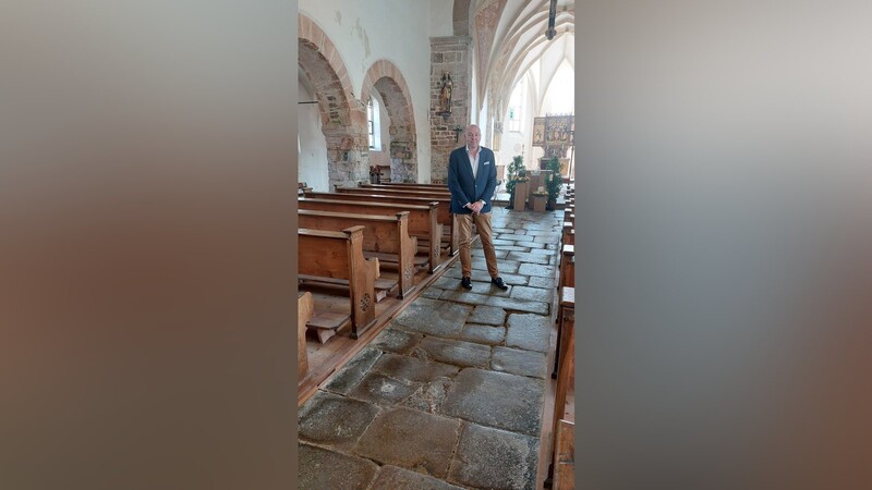 Die bröselnden Granitbodenplatten im Innern der Kirche sind mit ein Sorgenkind von Stadtpfarrer Dekan Josef K. Geismar.