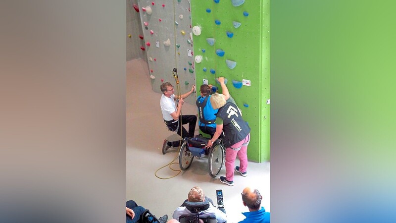 Ein Höhepunkt des Inklusionspicknicks: Probeklettern in der DAV-Kletterhalle. Trainer Thilo Göppner erklärt, wie es geht. Angebote gibt es bereits für eine MS-Gruppe und Kinder mit Handicap.