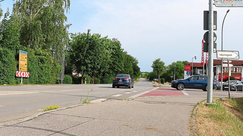Häufig blockieren Autofahrer für bessere Sicht den Radweg parallel zur Rottenburger Straße.