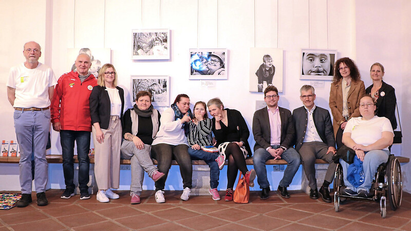 Im Foyer des Rathauses wurde die Fotoausstellung "Trisomie 21" eröffnet.