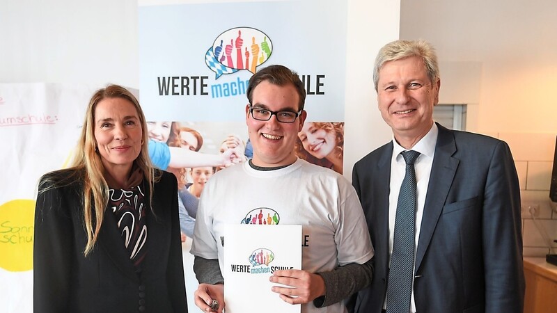 Urkunde für den Wertebotschafter: Felice Cafariello (M.) und Schulleiterin Yvette Ammon mit Ministerialdirektor Herbert Püls.