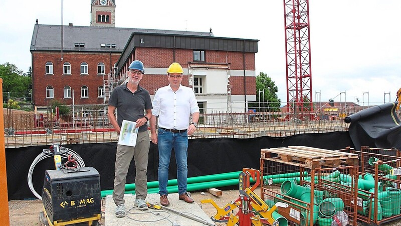 Es geht voran: Bürgermeister Martin Stoiber und Christian Müller, Architekt im Bauamt der Stadt Cham, auf der Baustelle für das neue Chamer Seniorenheim.