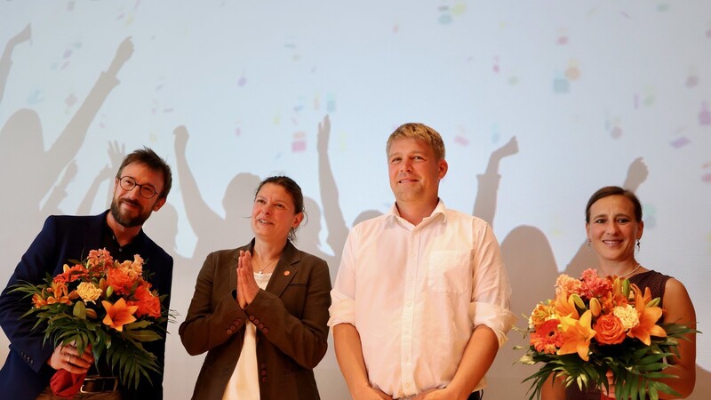Die Regensburger Stadträte Benedikt Suttner (l.) und Astrid Lamby (r.) gratulierten als erste dem frischgekürten Spitzenduo der ÖDP für die Wahl zum Landtag. "Wir wollen da rein", machte Agnes Becker deutlich.