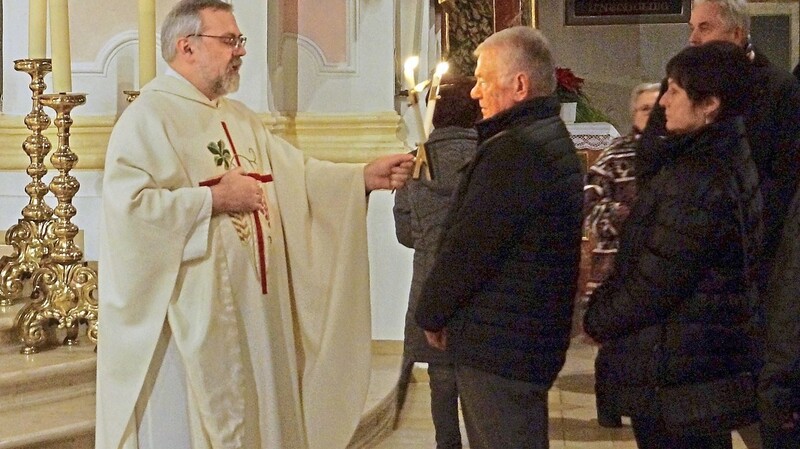 Pfarrer Martin Neidl (l.) spendete den Blasius-Segen in der Pfarrkirche Mariä Himmelfahrt.