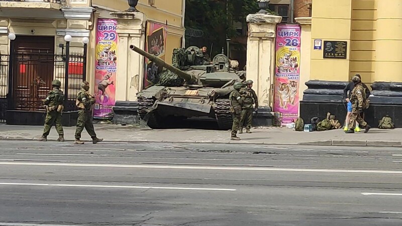 Obwohl der offene Machtkampf in Russland beigelegt zu sein scheint, geht der Krieg in der Ukraine unbeirrt weiter.
